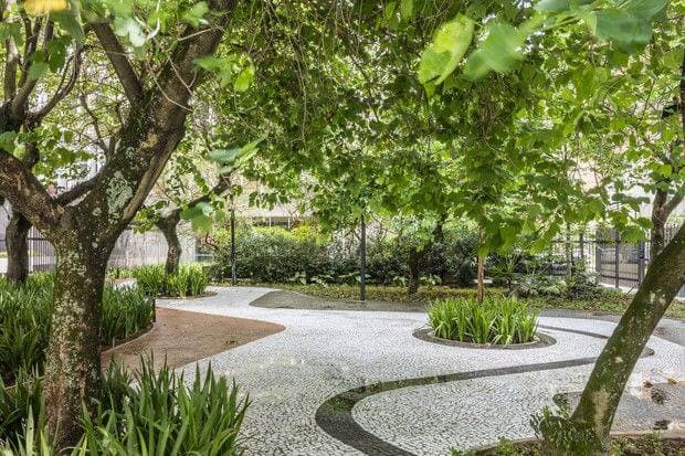 Condomínio derruba muros e abre ao público jardim assinado por Burle Marx